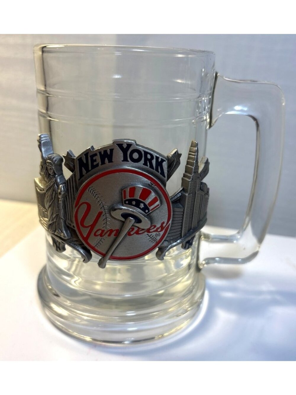 New York Yankees Glass Beer Mug With Metal Cityscape Emblem Baseball Fan MLB
